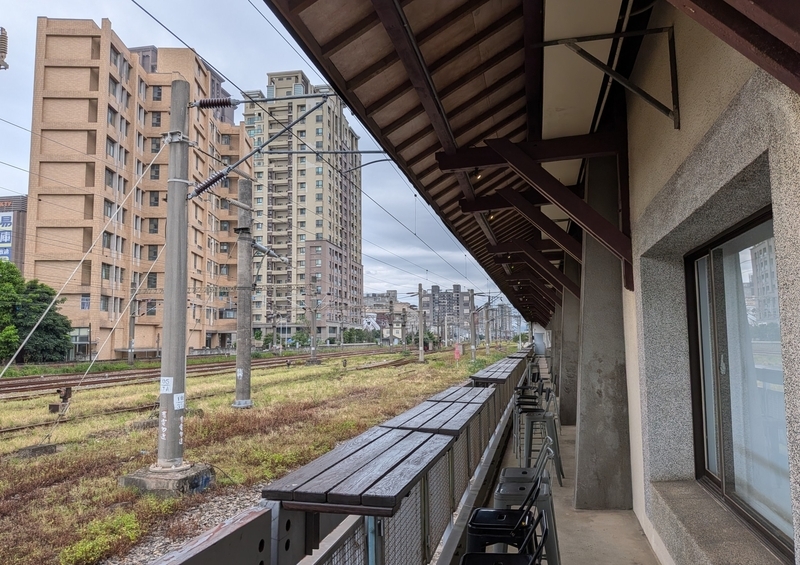 線路沿いのカウンター席 線路沿いに設けられたカウンターと椅子。