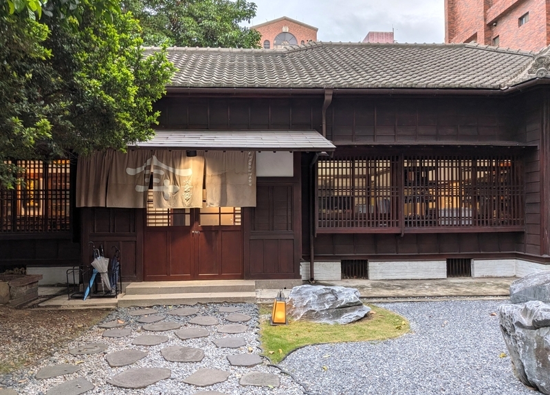 132官舎の正面入口 暖簾と細い格子が特徴的な132官舎の正面入口。