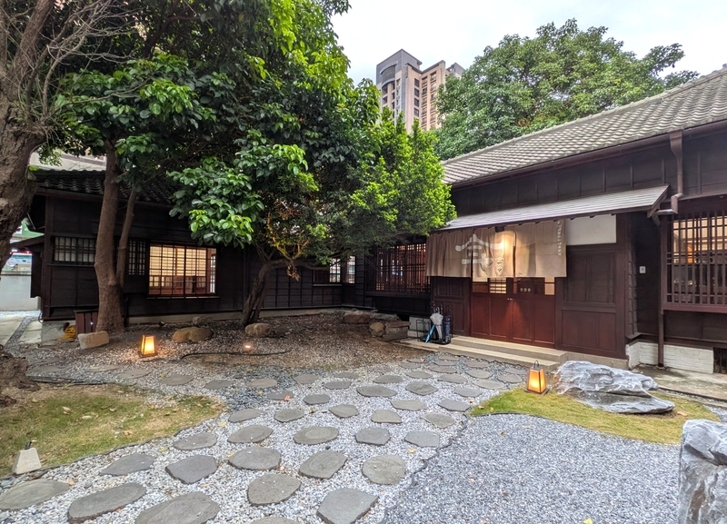 L字型に囲まれた前庭 建物にL字型に囲まれた前庭。