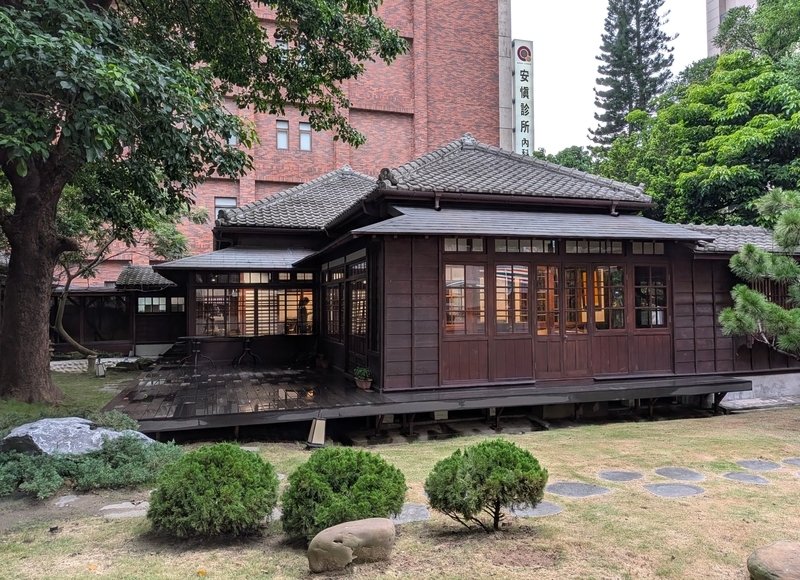 裏庭側の外観 広い裏庭に面した客席側の建物外観。