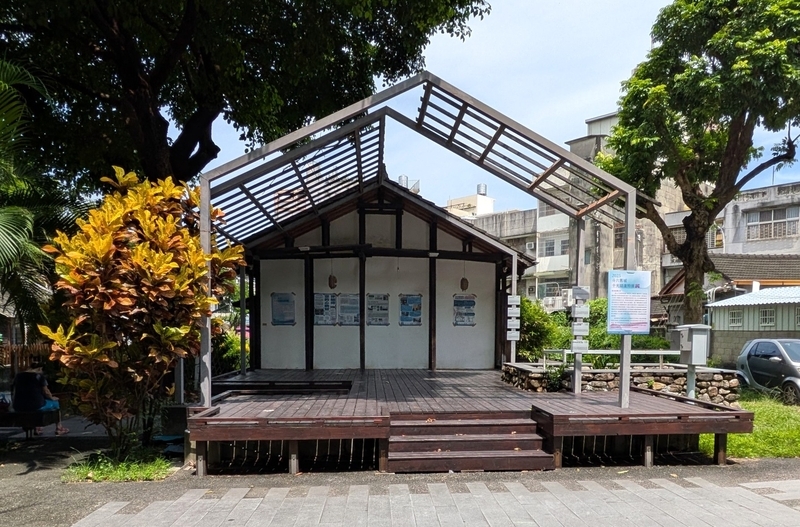 半屋外のウッドデッキ 建物につながる半屋外空間のウッドデッキ。