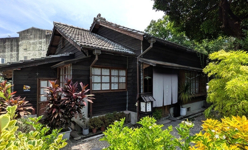 樹木に囲まれた春山里舎 樹木に囲まれて建つ春山里舎。