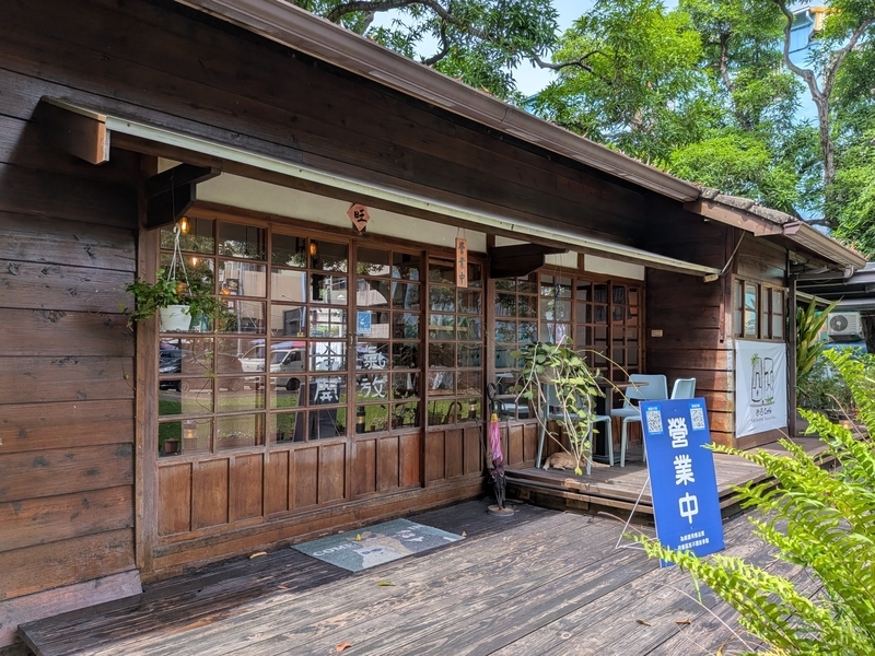 店舗への入口 凹凸咖啡館の店舗へ入る入口部分。