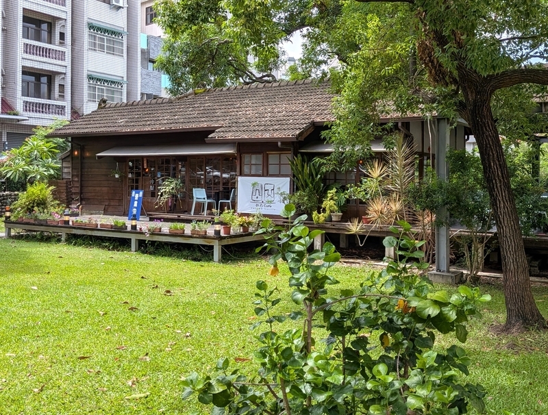 木々に囲まれた建物 大小の木々に囲まれて建つ凹凸咖啡館。