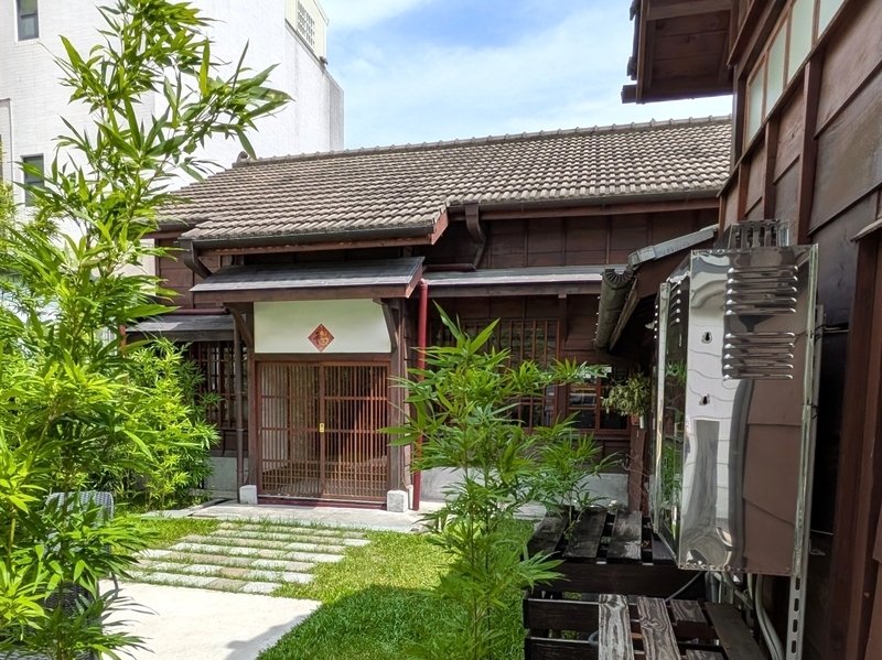 客室の玄関と前庭 別の客室に設けられた玄関と、その前に広がる前庭。