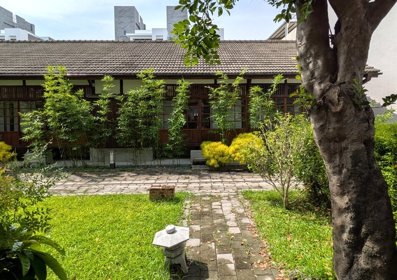建物裏側と裏庭 和風の雰囲気でまとめられた建物裏側と裏庭の様子。