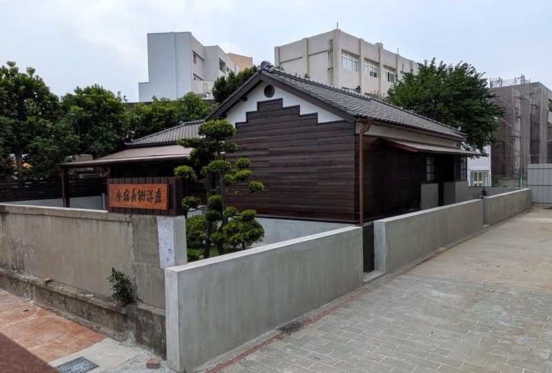 道路側から見た外観 道路に面した建物裏側から見た鹿港街長宿舍。