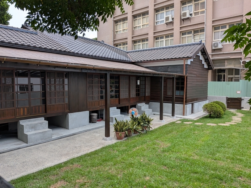 裏庭側の縁側 裏庭に面した縁側と、高床になっている建物の外観。