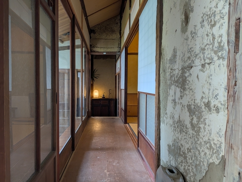 古さを感じさせる土壁を残した廊下部分。