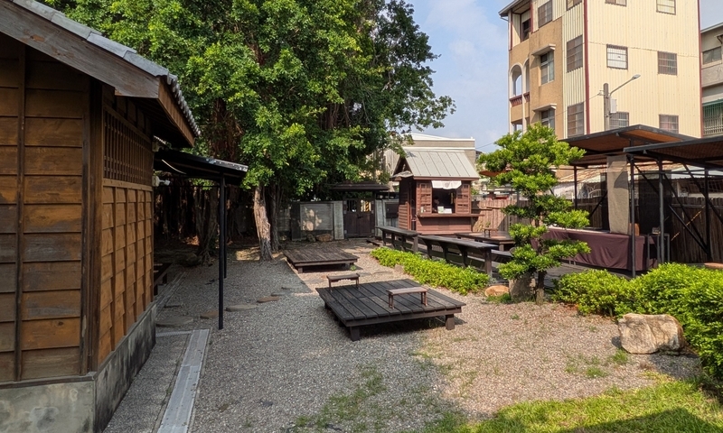 庭に面したテラス席と奥にあるカウンター。