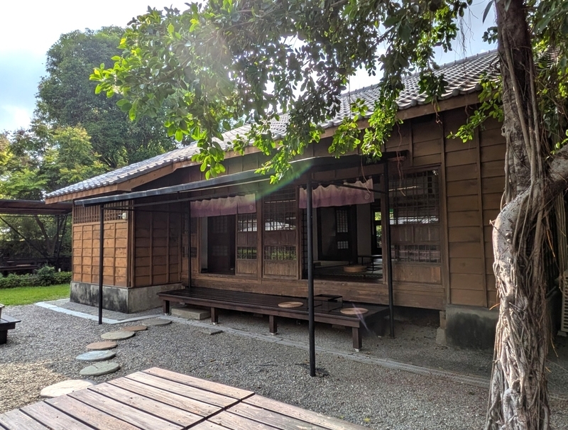 庭園側から見た縁側のある建物外観。