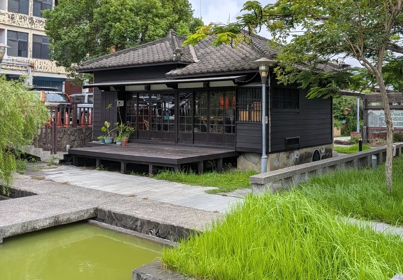 池と緑に囲まれた日本家屋 池や緑に囲まれて建つ日本家屋。