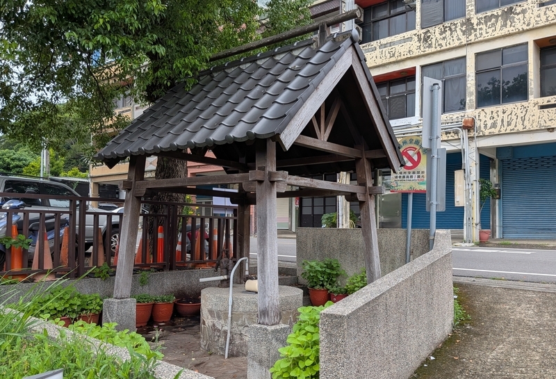 井戸にかけられた小屋 井戸の上にかけられた小屋。