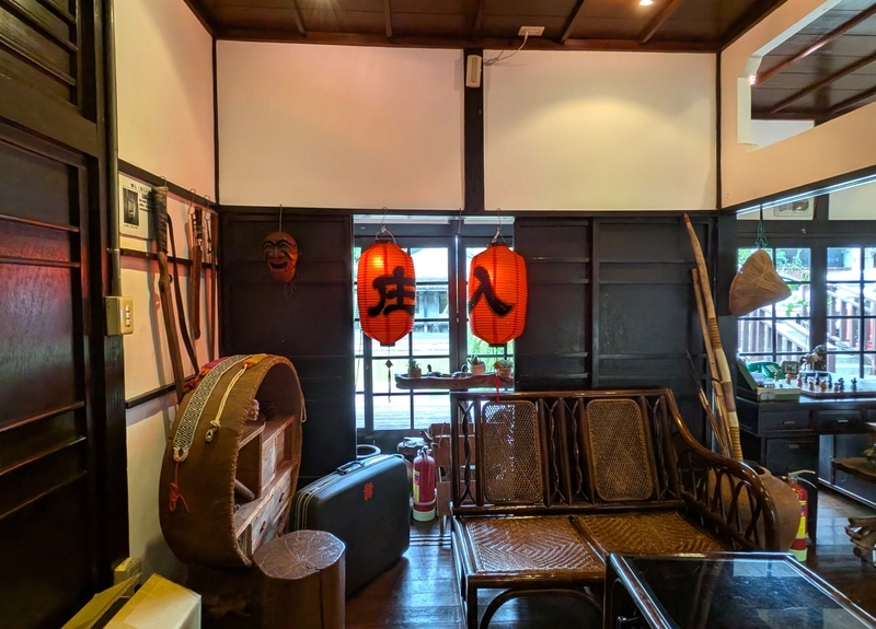 生活道具の展示 室内に展示されているさまざまな生活道具。