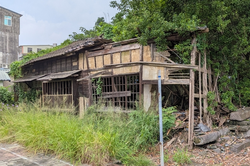 廃墟となった宿舎跡 廃墟となっている3つ目の宿舎跡。