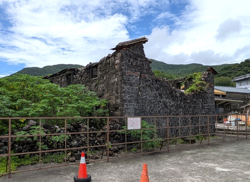 緑に覆われた建物 外側と内側の両方が緑に覆われた建物を別角度から見た外観。