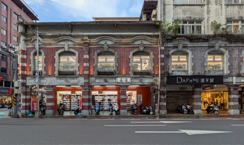赤レンガ調の側面外観 赤レンガ調の壁面に灰白色の帯を組み合わせた側面外観。