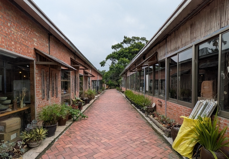 メイン施設と路地 2棟のメイン施設と、その間にある路地。