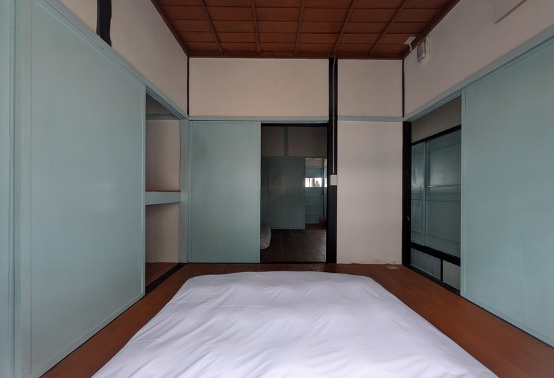 微光之丘文旅二館の客室 一貫した色彩でまとめられた「微光之丘文旅二館」の客室内。
