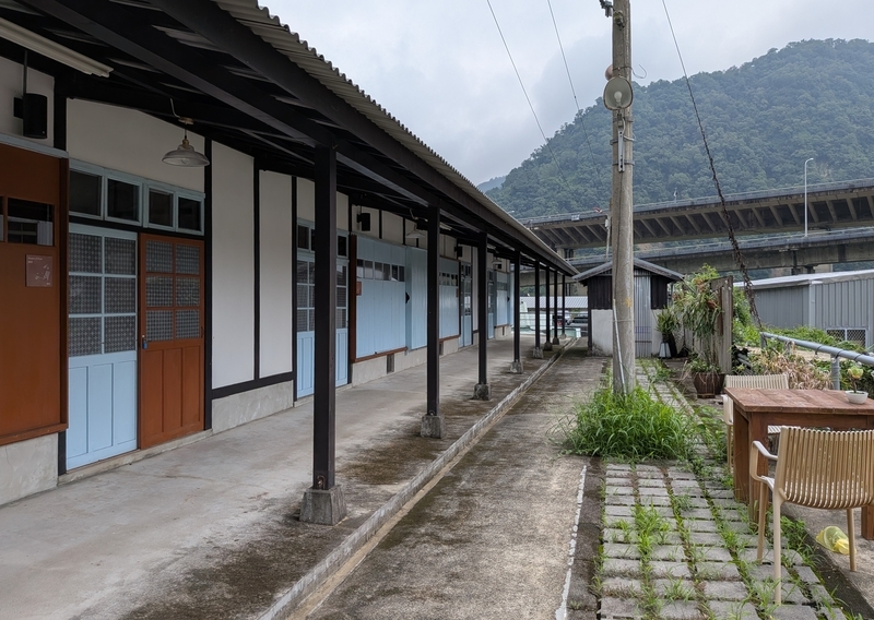 微光之丘文旅二館の外観 「微光之丘文旅二館」の建物外観とテラス。