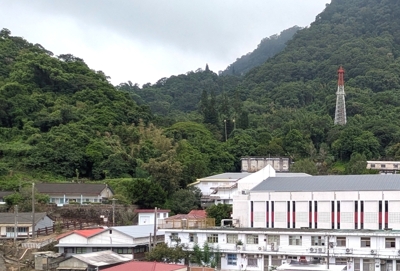 山の斜面に建つ採掘タワー 山の斜面にそびえる採掘タワー。