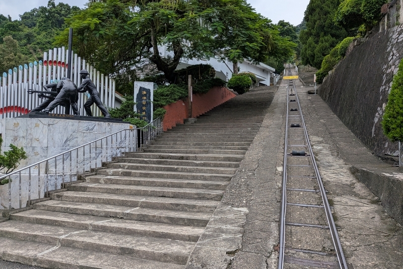 採掘現場を往復するレール 山の斜面に設けられた採掘現場を往復するレール。