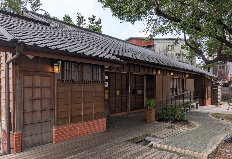 裏側から見た林之助紀念館の建物外観。