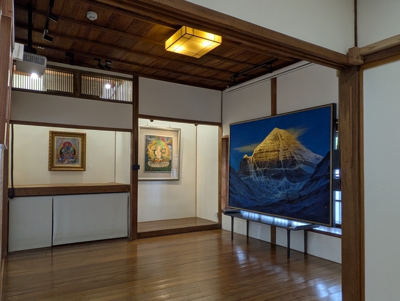 板張りになった和室構成の室内に展示された日本画作品。