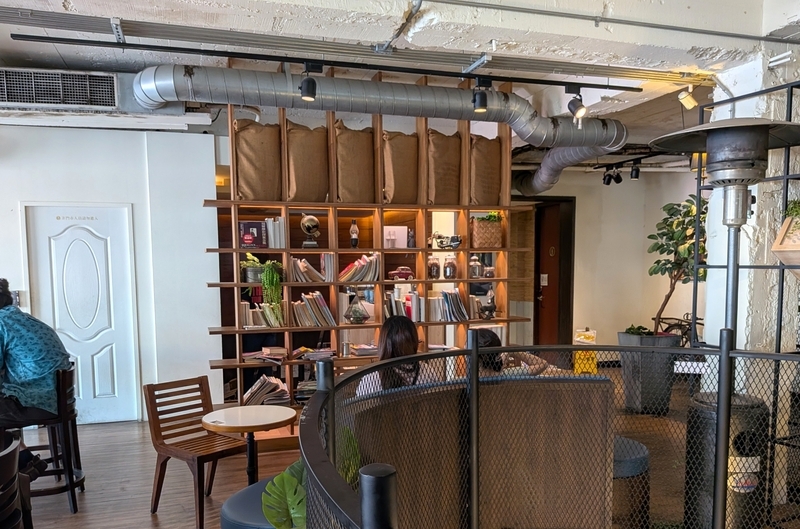 ブックコーナー 店内に設けられたブックコーナー。