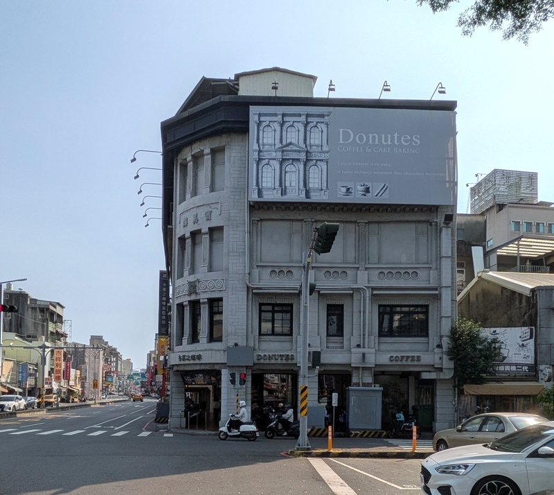 側面から見た外観 側面から見たDonutes西門門市の建物外観。