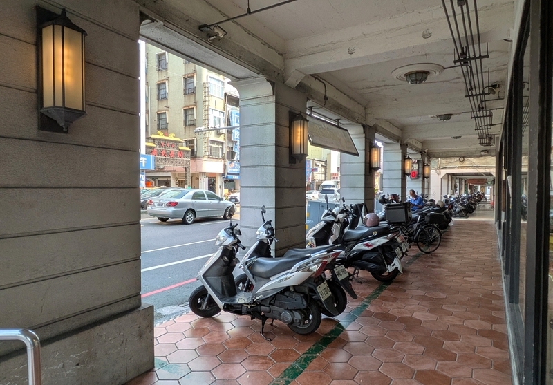 騎楼のランプ 台湾に特徴的な騎楼(アーケード)に設けられたランプ。