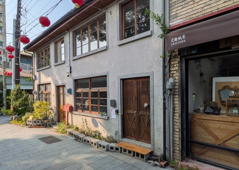 路地側から見た外観 路地側から見た中心拠点の建物外観。