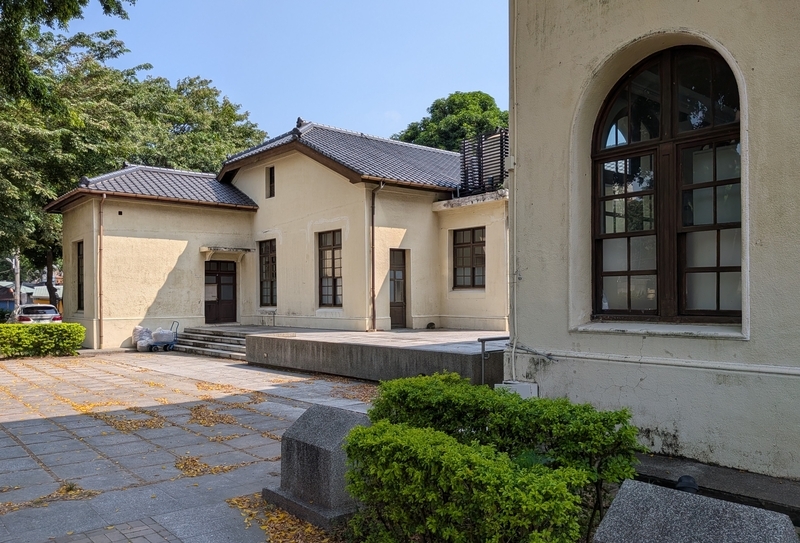 側面から見た台中放送局の建物外観。