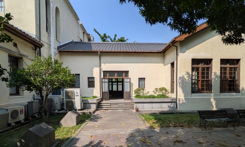 建物裏側にあるサブの入口と通路棟。