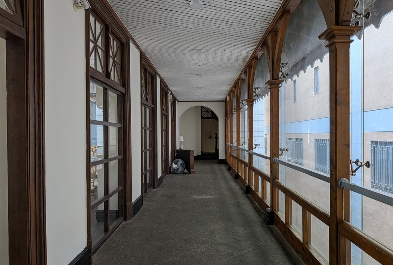 建物2階の通路空間。