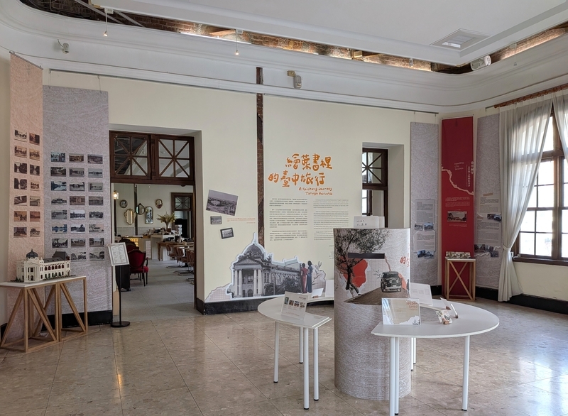 1階入口に設けられた建物の歴史についての展示。